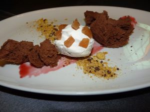 Esponja de chocolate, helado de queso con membrillo y lengua de frambuesa