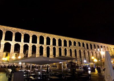 Terraza Restaurante Casares por la noche, vistas al Acueducto