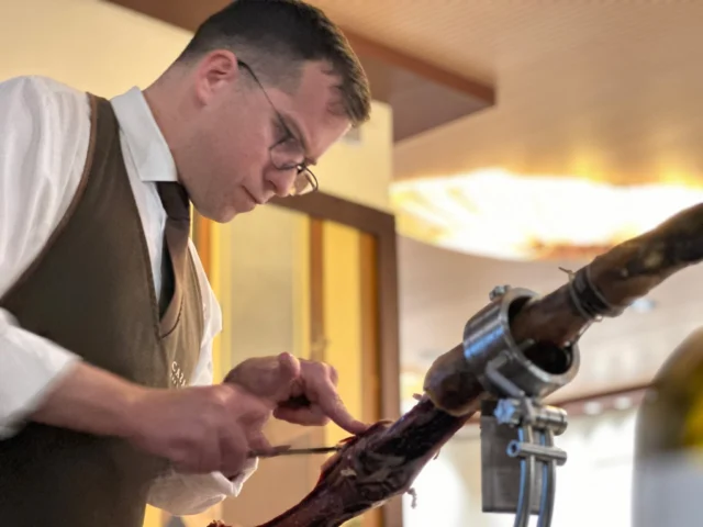 En Restaurante Casares, entendemos que detrás de cada plato, cada detalle en sala y cada sonrisa al recibirte, hay una vocación: la de servir con excelencia y pasión.
Hoy celebramos a quienes hacen posible nuestra esencia, quienes trabajan con entrega silenciosa pero constante para que cada experiencia en Casares sea única.Desde nuestros proveedores, productores, agricultores y ganaderos, distribuidores, al personal de limpieza, gestores, administrativos, marketing y comunicación, cocina, sala, dirección.... Todos hacen que seamos lo que somos hoy.
Porque el verdadero lujo está en lo humano: en el cuidado, el compromiso, el esfuerzo diario… y en ese orgullo compartido de hacer bien las cosas.Gracias a nuestro equipo.
Gracias a quienes nos eligen cada día.
Gracias al trabajo bien hecho.
Feliz Día del Trabajo.#DíaDelTrabajo #RestauranteCasares #PasiónPorLoQueHacemos #OrgulloCasares #GastronomíaConValores #1DeMayo