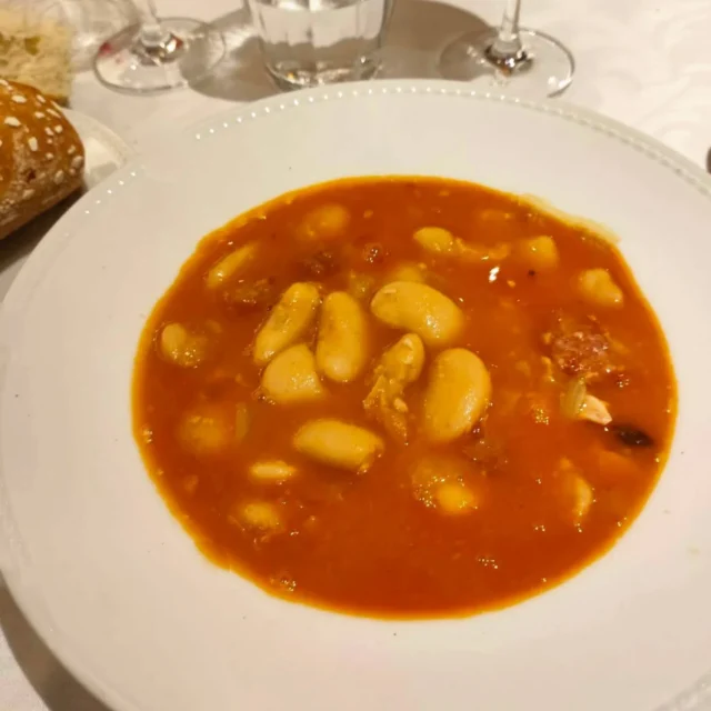 Seguimos con el tiempo revuelto, y sigue siendo ideal para entrar en calor y coger fuerza un plato como éste....nuestros judiones, en carta o en nuestro menú típico segoviano.
.
.
#judiones #disfrutar #segovia #productostipicos #gastronomia #cocinacasera #restaurantecasaressegovia