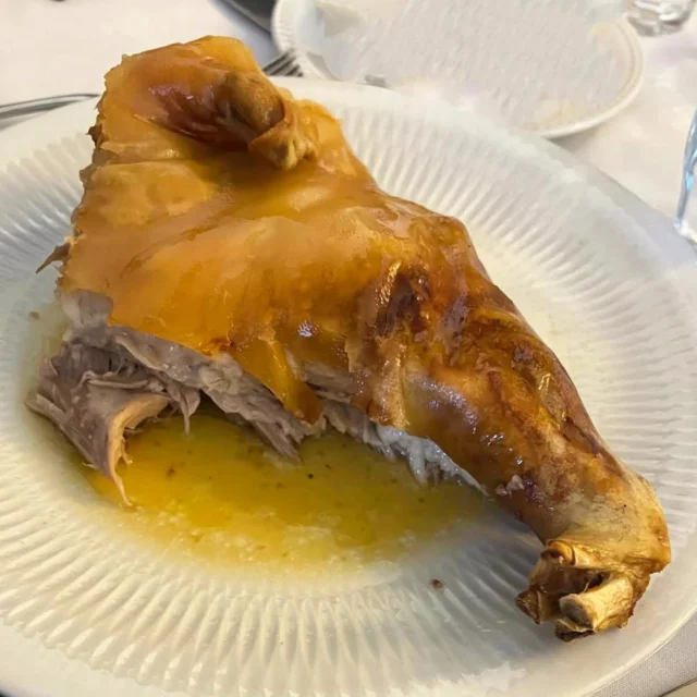 ¡Feliz San Isidro desde Casares!
Hoy, San Isidro Labrador, patrón del campo, rendimos homenaje a nuestras raíces y a los productos que hacen grande la gastronomía de nuestra tierra.
En Casares, lo celebramos con uno de nuestros emblemas: el cochinillo @tabladillo_es Marca de Garantía, asado al estilo tradicional, con piel crujiente y carne jugosa que se deshace al toque del tenedor. Un producto de excelencia, criado con mimo en Segovia, que representa lo mejor del saber hacer castellano.Queremos felicitar con especial cariño a la ciudad de Madrid y a nuestros clientes y amigos madrileños en la festividad de su patrón, San Isidro Labrador.
Como siempre os damos las gracias por seguir eligiendo Casares un año más como vuestra casa en Segovia.
¡Feliz día y que viva la tradición!#SanIsidro #RestauranteCasares #CochinilloAsado #MarcaDeGarantía #Tabladillo #SaborCastellano #GastronomíaSegoviana #SanIsidroMadrid #segovia #festivo #madrid #patron #asador
