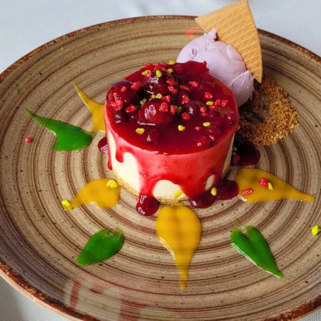 Por qué siempre hay hueco para un postre...o no?
Desde la pannacotta de violeta al ponche segoviano, pasando por la torrija caramelizada, los sorbetes o nuestro ya mítica copa de yogur.....
.
.
#segovia #postre #disfrutar #gastronomia