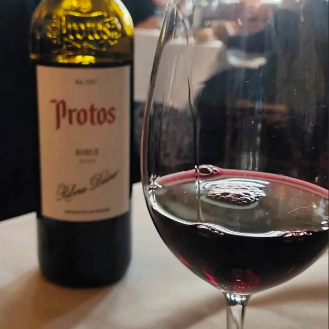 La importancia de compartir un vino que narre historias, que traigan momentos y recuerdos y lo más importante, que sea parte de vuestro brindis y vuestra vida.
En Casares lo sabemos y tenemos siempre a punto nuestra bodega con más de 500 referencias nacionales e internacionales.
.
.
#wine #winelovers🍷 #segovia #protos #peñafiel #castillayleón #gastronomia