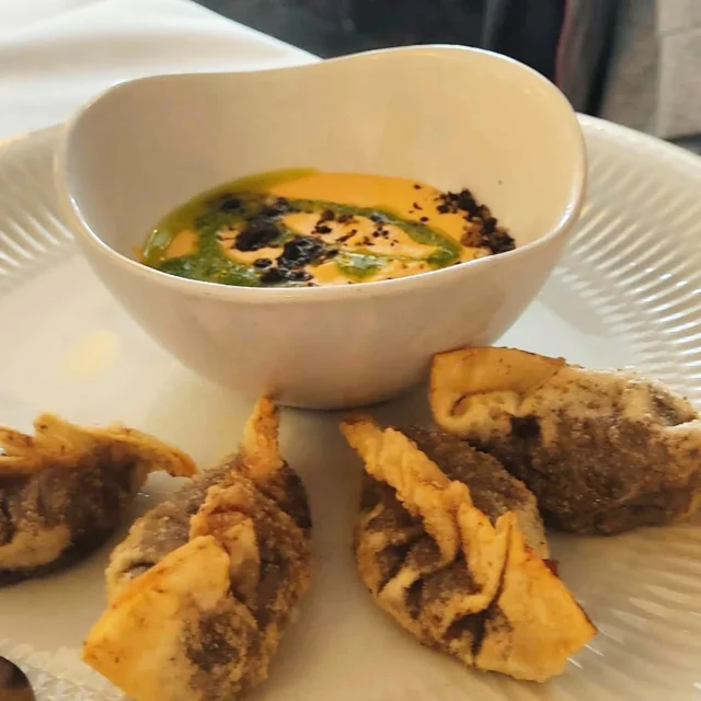 Cuando llega un plato a una mesa de Casares no solo llega comida o una bonita combinación armonizada de sabores texturas y colores, llega ilusión por lo que se hace, experiencia y conocimiento de nuestropeesonal de sala, cocineros y pinches, y mucho mucho amor en todo lo que se hace.
.
.
#jueves #disfrutar #gastronomia #restaurantecasaressegovia #segovia