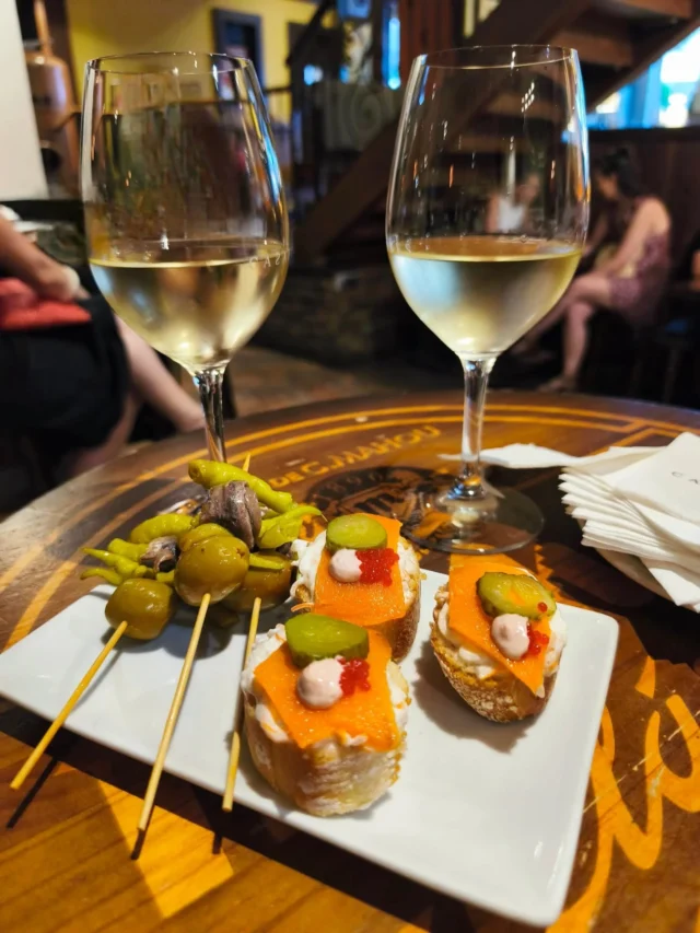 Un fin de semana más , saboreamos la Vida contigo🍽️🍷
.
.
#disfrutar #restaurantecasaressegovia #segovia #verano #julio #foodie #pintxos #tapas #acueducto