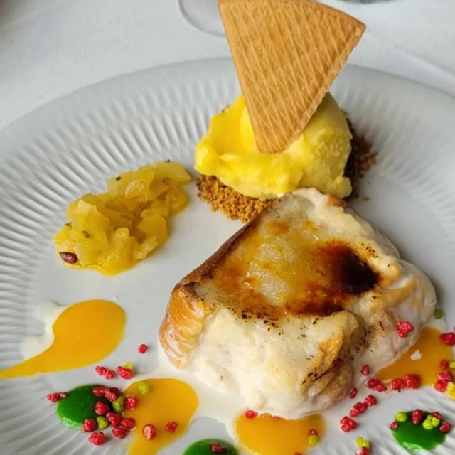 Después de descubrir el Acueducto, perderte por las callejuelas del casco antiguo y saborear nuestros platos tradicionales… llega el momento más dulce del día. 🍮🍓En Restaurante Casares, creemos que ningún viaje a Segovia está completo sin un final de fiesta como se merece:
Un coulant recién hecho, una torrija cremosa con helado casero como la que te traemos, una tarta de queso inolvidable o ese postre de temporada que siempre sorprende. Porque cada bocado es una despedida...pero con ganas de volver.♥️
.
.
#restaurantecasaressegovia #postres
