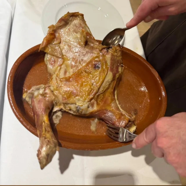 Un día cualquiera en Casares, solo hay hueco para disfrutar del mejor sabor segoviano.
¡Feliz Domingo!
.
.
.
#asador #lechazo #disfrutar #segovia #castillayleón #gastronomia #domingo