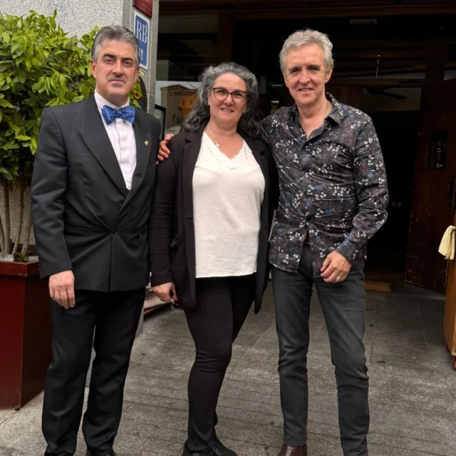 Gracias a @ramoncindiabloofficial y a su guitarrista y buen amigo nuestro @gussmartinguitar por visitarnos ayer para disfrutar un día más de la auténtica gastronomía segoviana con el mejor telón de fondo posible, nuestro Acueducto romano.
.
.
#ramoncin #musica #popmusic
#segovia gastronomía #CochinilloAsado