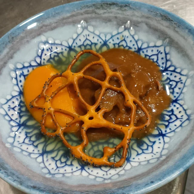 Desde hoy y hasta el 20 de junio estará disponible en horario desde las 20:30 y hasta fin de existencias, nuestra Tapa participantes para el Concurso Provincial de la Tapa de Verano organizado por @hosteleriayturismodesegovia
🍷🍽️🍽️🍽️🍷
Nuestro chef Daniel Fernández se ha lanzado a mezclar tendencias y sabores poco usuales en la clásica tapa, en una combinación deliciosa de salado y dulce con un ravioli de lugumba relleno de carne mechada.
.
.
#tapa #diadelatapa #segovia #viernes #verano #foodie #concursodetapas
