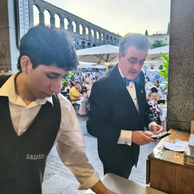 No pudimos abrir las Fiestas de Segovia 2025 de otra forma mejor que estando a vuestro lado un año más...
Siempre ¡GRACIAS! ♥️🍷♥️
.
.
¡Vivan las Fiestas de Segovia!
.
.
.
#fiestasdesegovia #verano #disfrutar #restaurantecasaressegovia #cenamaridaje