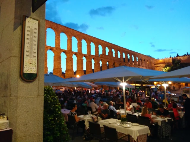 ¡La noche del lunes 23 de junio promete ser inolvidable!
Celebra las Fiestas de Segovia con una cena especial al aire libre nuestra espectacular terraza, donde el sabor, la música en directo y el ambiente festivo se unen en un plan irresistible.✨ Menú de fiestas exclusivo
🍷 Aperitivo de bienvenida
🍴 Menú degustación espectacular
🎶 Música en directo y ambiente para disfrutar sin prisas
🍸Copa combinado Beefeater incluida
🌟 Vistas únicas del Acueducto romano iluminado🎯 Aforo muy limitado – ¡No te quedes sin tu mesa!
📲 Reserva ya por email o llamando al 📞 921047712
🔗 Consulta el menú completo aquí:
https://restaurantecasares.com/restaurante-casares-segovia-ruta-tapa-verano-menu-fiestas-23-junio/💃🏽 ¡Porque las Fiestas se viven mejor alrededor de una buena mesa!#FiestasDeSegovia #CenaCasares #PlanPerfecto #TerrazaConEncanto