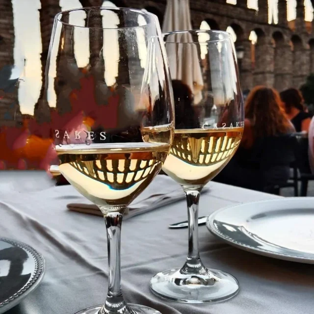 ¡Esperamos estéis teniendo un final de Fiestas de Segovia por todo lo alto y como no hoy celebrando la festividad de San Pablo!
¡Siempre con Segovia, siempre con su gente!
.
.
#fiestasdesegovia #sanpablo #acueducto #brindis #celebrando #domingo #junio #restaurantecasaressegovia