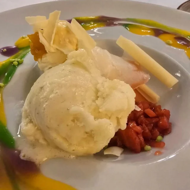 En estos días de calor intenso nuestros postres son el remedio perfecto y fresco para rematar una deliciosa comida.
.
.
#restaurantecasaressegovia #segovia #postres #verano #calor #segovia