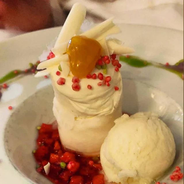 Dulces finales que se crean en nuestras mesas. Dulces momentos de placer para ser recordados.
.
.
#restaurantecasaressegovia #postres #verano #disfrutar #segovia #gastronomia