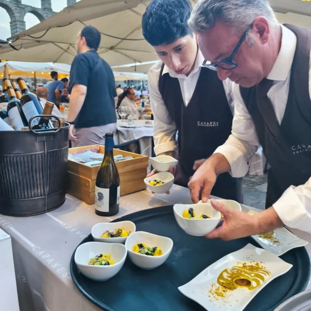 En Casares no solo cocinamos platos, cocinamos emociones.
Esta imagen refleja lo que nos mueve cada día: el amor por la gastronomía, el respeto por el producto y el trabajo en equipo donde la experiencia se une a la juventud para ofrecerte lo mejor en cada servicio.Bajo la atenta mirada del Acueducto, seguimos construyendo una historia de sabor, dedicación y entrega.Gracias por ser parte de esta familia.
#CasaresRestaurante #PasiónPorLoQueHacemos #Segovia #EquipoCasares #TradiciónYVanguardia #GastronomíaSegovia