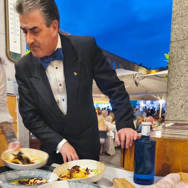 🎉 ¡Felicidades, Santi! 🎉Hoy, día de Santiago, celebramos no sólo el día del patrón, sino también al alma de Casares: Santi, nuestro jefe, compañero y apasionado anfitrión.Gracias por liderar siempre este proyecto con corazón, con raíces y con la mirada siempre puesta en la excelencia.
Tu nombre está grabado en cada rincón del restaurante, en cada plato servido con cariño y en cada brindis compartido.¡Feliz onomástica, Santi! 🥂
Hoy más que nunca, Casares sabe a ti.#CasaresRestaurante #FelizDíaDeSantiago #Onomástica #PasiónPorLaGastronomía #SegoviaConSabor