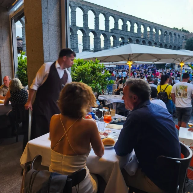 Hoy celebramos el Día de Santa Marta, patrona de la hostelería.🍷Brindamos por quienes hacen posible cada servicio con entrega, pasión y sonrisa —desde el equipo de sala al de cocina, pasando por quienes no se ven pero sostienen cada detalle. 🙌❤️Hoy más que nunca, reconocemos el arte de hacer sentir bien al otro, de convertir una cena en un recuerdo, un gesto en una emoción.
Gracias por elegirnos y por compartir con nosotros estos instantes que saben a verano y a celebración. 🍷🧡¡Feliz día a todos los compañeros que hacen de la hostelería una vocación!#SantaMarta #DíaDeLaHostelería #RestauranteCasares #SegoviaConSabor #VivirParaServir #CasaresEsPasión #segoviaespaña #hosteleria #Hospitality