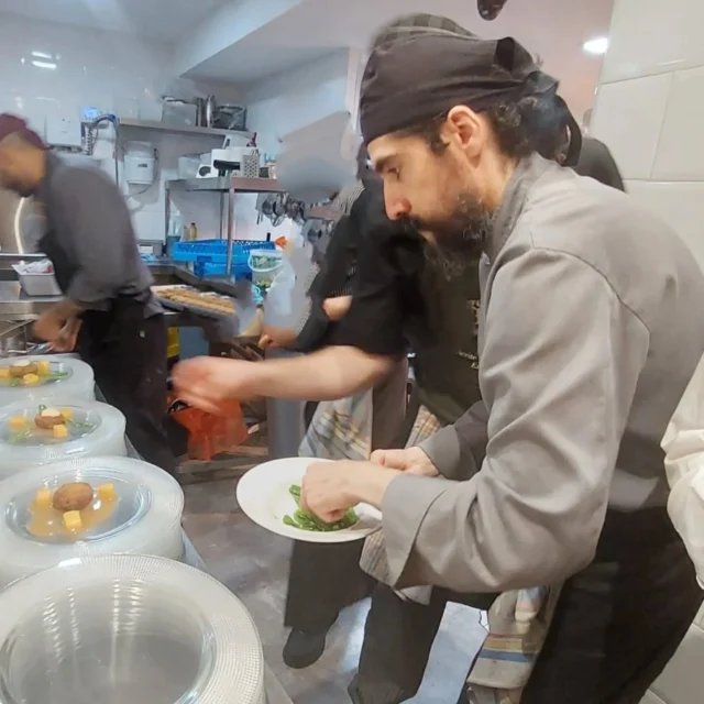 ✨👨‍🍳 Hoy el aplauso es para ellos 👩‍🍳✨
Entre sartenes, cuchillos y hornos, transforman ingredientes en momentos para recordar.Feliz Día de San Lorenzo, patrón de los cocineros, a nuestro equipo que cocina con las manos… y el corazón. ❤️🔥📍 Frente al Acueducto, el sabor también tiene nombres propios: los de cada uno de ellos.#SanLorenzo #EquipoCasares #CocinaConAlma #restaurantecasaressegovia #cocineros #chef #DisfrutarSegovia