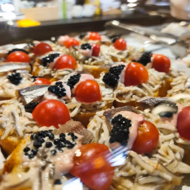 Con estos pinchos por delante... ¿Quién se acuerda del calor que hace fuera?
El mejor sabor de nuestra tierra siempre en vivo y en directo, porque somos creadores de momentos, de recuerdos y de sabores que quedan grabados..,¡Feliz martes!
.
.
#restaurantecasaressegovia #Segovia #CasaresRestaurante #Segovia #agosto