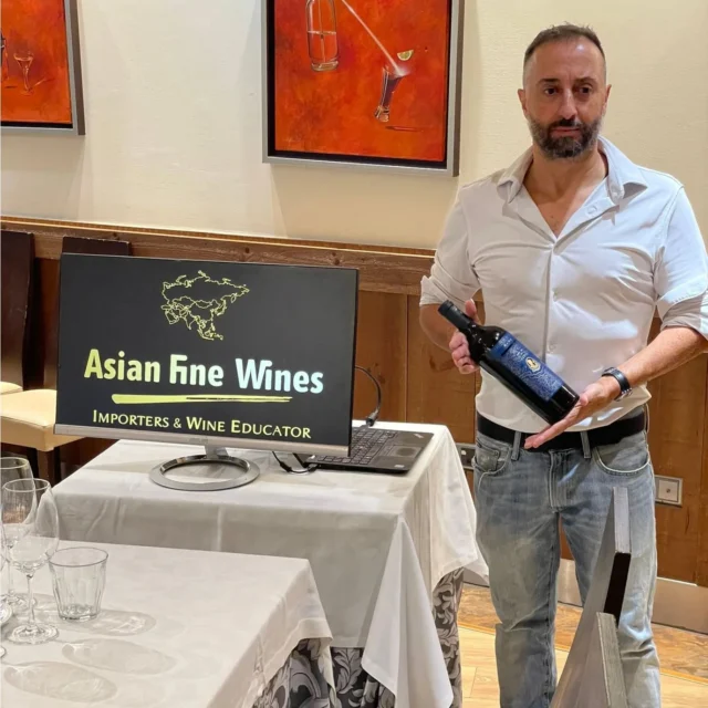 En Restaurante Casares seguimos siendo punto de encuentro de experiencias únicas🍷Este lunes acogimos, la presentación nacional y cata profesional de Asian Fine Wines, una ocasión especial para descubrir 8 vinos premium procedentes de tres reconocidas bodegas chinas: Gaosheng, Mingyue y Rongzi.Una velada dirigida a enólogos, sumilleres y profesionales del sector, guiada por el Wine Educator David Aguado, en la que pudimos viajar con el paladar a través de la diversidad y riqueza enológica de China. 🍷🌏Gracias a Luis Miguel Prada de LP Distribuciones y a @asianfinewines por elegir Casares como escenario para este encuentro exclusivo.📍 Seguimos apostando por unir gastronomía y cultura del vino en cada una de nuestras experiencias.#RestauranteCasares #Segovia #CataDeVinos #AsianFineWines #ChinaFineWines #Enología #ExperienciasConSabor