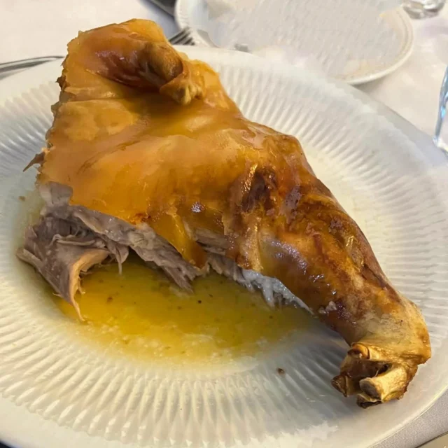 En nuestro horno de leña, el tiempo y el fuego lento hacen magia.
El resultado: un cochinillo asado @tabladillo_es marca de garantia, crujiente por fuera, jugoso y tierno por dentro, como dicta la tradición segoviana.Un plato que es historia, identidad y orgullo de nuestra tierra.
Porque en Casares cada bocado sabe a Segovia.📍 Reserva tu mesa y disfruta de las mejores vistas al Acueducto.
.
.
#CochinilloAsado #segoviaespaña #segovia #DisfrutarSegovia #restaurantecasaressegovia