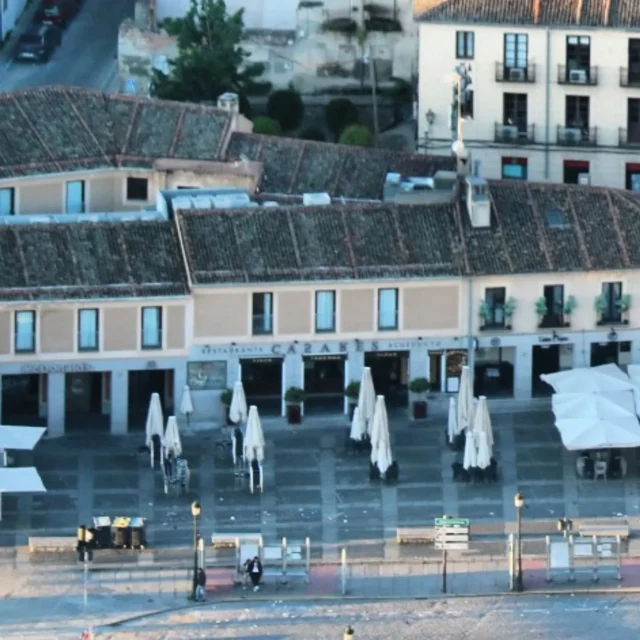 💫 Segovia desde el cielo… y nuestro Restaurante Casares en el corazón.
Un lugar único, visto desde los globos de nuestros amigos de @vuelos_en_globo_eolofly donde la emoción de volar se une al sabor de compartir.📍 Frente al Acueducto, con vistas que siempre conquistan..
#segoviaespaña #Segovia #AcueductoSegovia #CochinilloAsado #volarenglobo #balloon #DisfrutarSegovia #VistasÚnicas