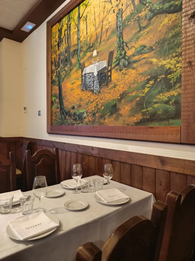 El rincón más otoñal y el preferido por muchos de nuestros clientes infantiles que disfrutan buscando en ese bosque a duendes que se esconden traviesos y revoltosos invitando a disfrutar de la mesa.🍁🍂🍷🍽️🍁🍂
.
.
#otoño #mesa #restaurantecasaressegovia #DisfrutarSegovia #VistasÚnicas #CasaresRestaurante #castillayleón #cochinillosegoviano #igp