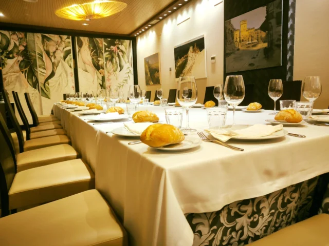 El otoño ya se siente en cada rincón de Restaurante Casares.Luz cálida en los salones, mesa bien puesta y platos que reconfortan…
La estación perfecta para disfrutar con calma y dejarse cuidar.¿Vienes a saborearlo con nosotros?📍 Segovia#RestauranteCasares #OtoñoEnSegovia #GastronomíaConEncanto #CocinaTradicional #EleganciaSinExcesos #SaboresDeTemporada #ComerEnSegovia #HosteleríaConAlma🍂🍂🍷