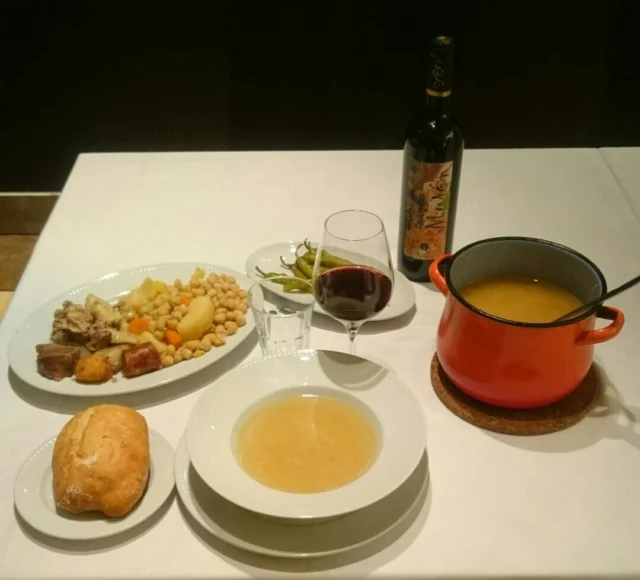 🍲✨ ¡El cocido de los martes está de vuelta!Hoy martes 7 de octubre retomamos nuestro cocido completo como menú del día.
Tres vuelcos, tradición y ese sabor que sabe a hogar.¿Quién se viene?#cocido #menudeldia #martesdecocido #cocidosegoviano #tradicion #comercasera #saboresdeantes