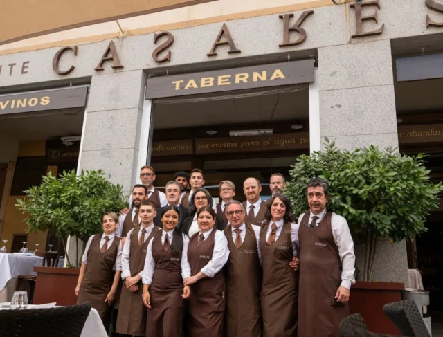 🇪🇸 Hoy con quién mejor celebrar el Día de la Hispanidad que junto al equipo que da vida cada día a nuestra casa.
Orgullosos de nuestras raíces, de nuestra historia y de seguir compartiendo la pasión por la gastronomía que nos une.Gracias a todos los que hacéis posible que Casares siga siendo sinónimo de calidad, cercanía y tradición❤️🍁🍷
.#DíaDeLaHispanidad #RestauranteCasares #EquipoCasares #CocinaConHistoria #segovia #España #Spain #OrgulloDeLoNuestro