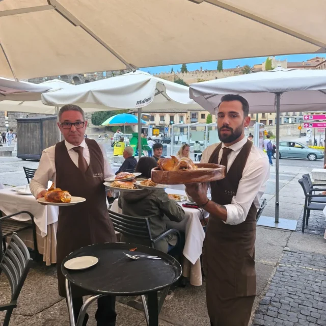 Hoy celebramos a quienes hacen posible cada sonrisa en la mesa y cada momento compartido.
En Casares brindamos por la pasión, el esfuerzo y el cariño que hay detrás de cada servicio.¡Feliz Día de la Hostelería! 🥂#DíaDeLaHostelería #RestauranteCasares #HosteleríaConPasión #Segovia #Gastronomía #segovia #hosteleriadeespaña