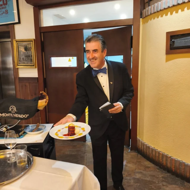 La sonrisa de nuestro equipo de sala es el primer gesto de bienvenida, ese puente que invita a sentirse cómodo, acompañado y atendido con cercanía.
Es la manera en que transmitimos respeto, hospitalidad y el orgullo de recibiros en nuestra casa.Porque detrás de cada servicio hay personas, que disfrutan cuidando los detalles, escuchando, guiando y creando ese ambiente donde cada cliente se siente especial en nuestra casa.
Gracias por permitirnos sonreír con ustedes cada día♥️
.
#sonrisa #sala #RestauranteCasares #segovia #disfrutar #experience #comida