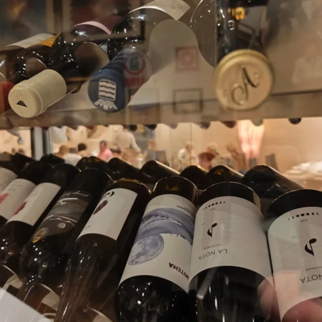 Miradas, momentos, palabras y el vino como hilo conductor....una ecuación que viene funcionando desde los albores de las primeras civilizaciones. Y hoy miles de años después, la magia se sigue produciendo, creando momentos para el recuerdo en nuestras vidas.
.
.
#vino #winelover #RestauranteCasares #segovia #disfrutar #CasaresSegovia #cochinillo #manjar #bodega